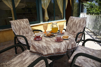 Sala colazione, terrazzo esterno - Casa Vacanze Alcantara, Castiglione di Sicilia, Catania, Sicilia